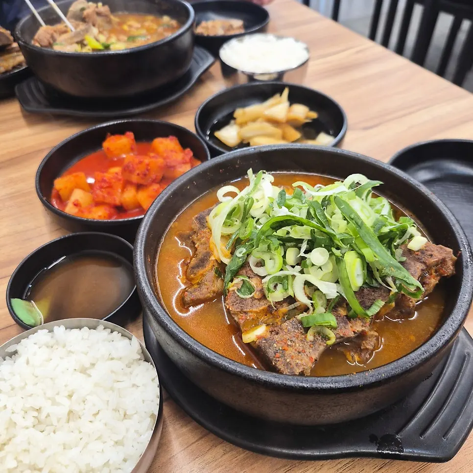 A full spread of ppyeo haejangguk at Eolkeunhan Ppyeo Haejangguk Suwon Ingye Branch