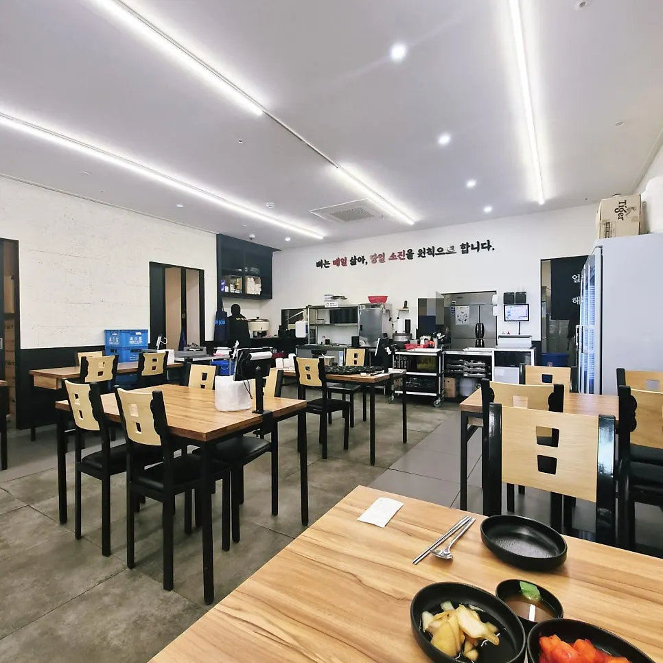 Seating arrangement suitable for solo dining