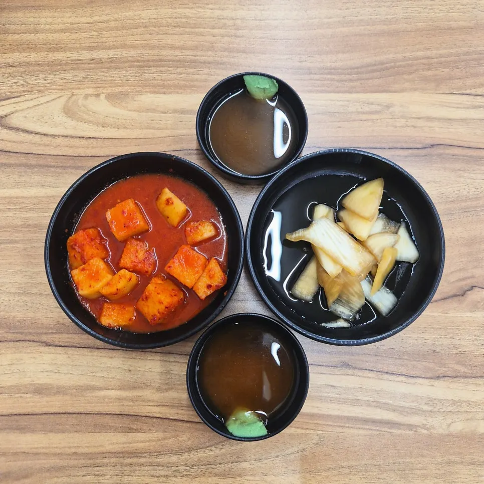 Stone pot of teuk-ppyeo haejangguk filled with hefty bones