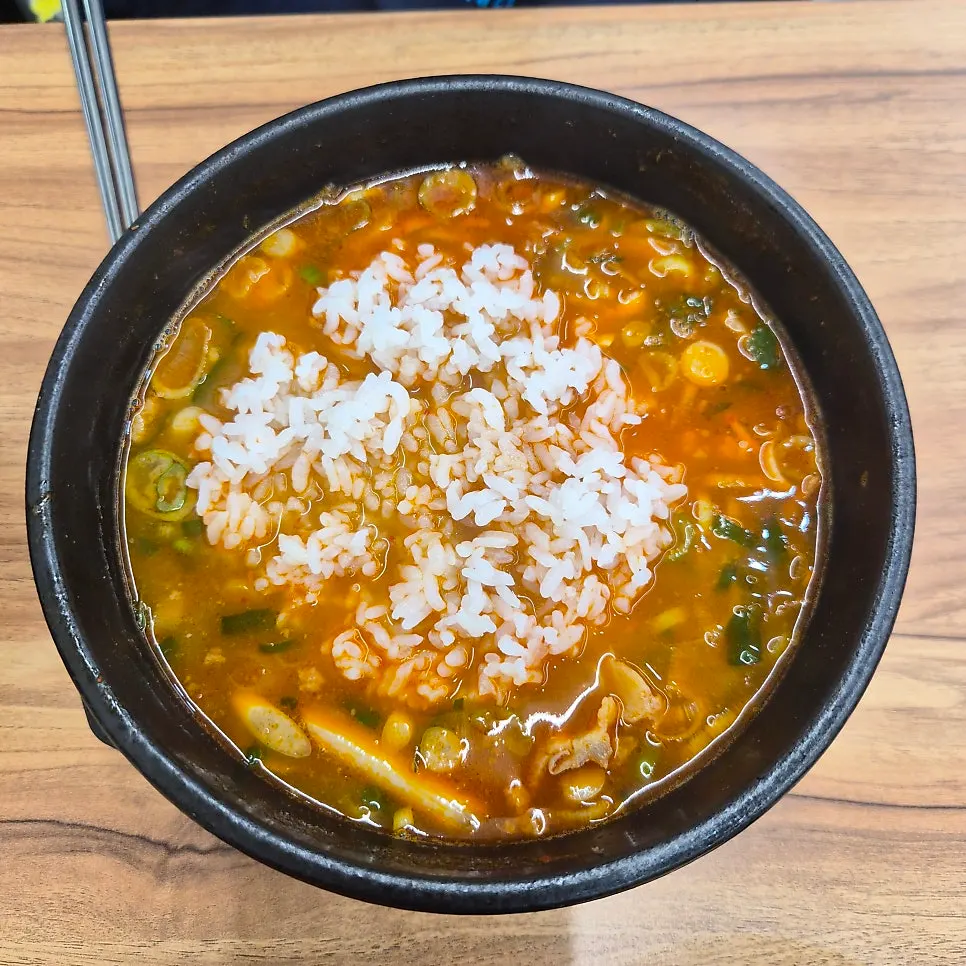 Mixing rice into the broth of the ppyeo haejangguk
