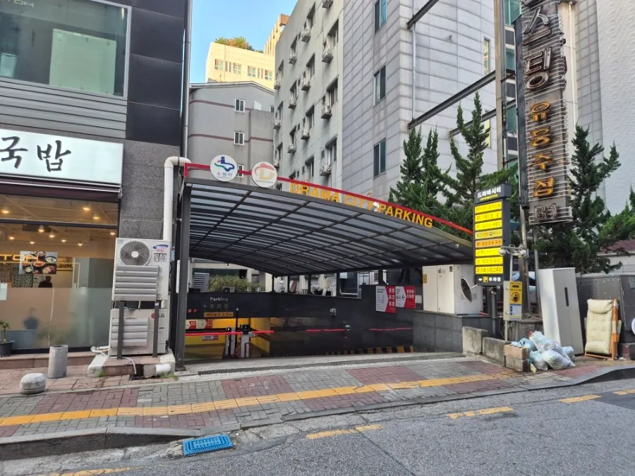 24시간 영업과 화요일 휴무를 알리는 매장 안내