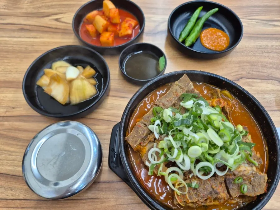 파채가 가득 올라간 특 사이즈 뼈해장국 뚝배기