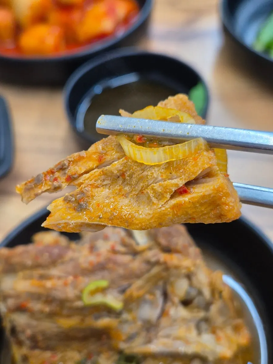 살이 두껍게 붙은 돼지 등뼈