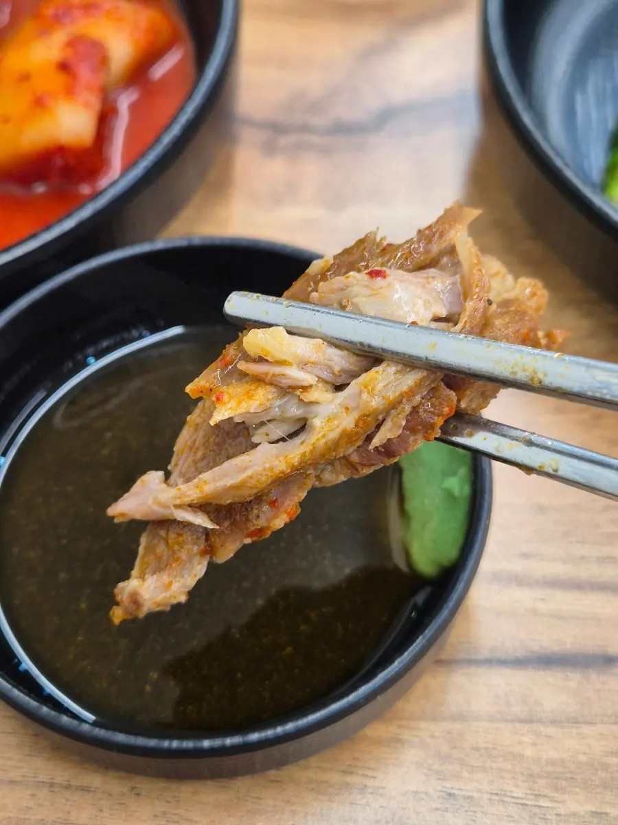 손으로 벌려 분리한 등뼈 살코기