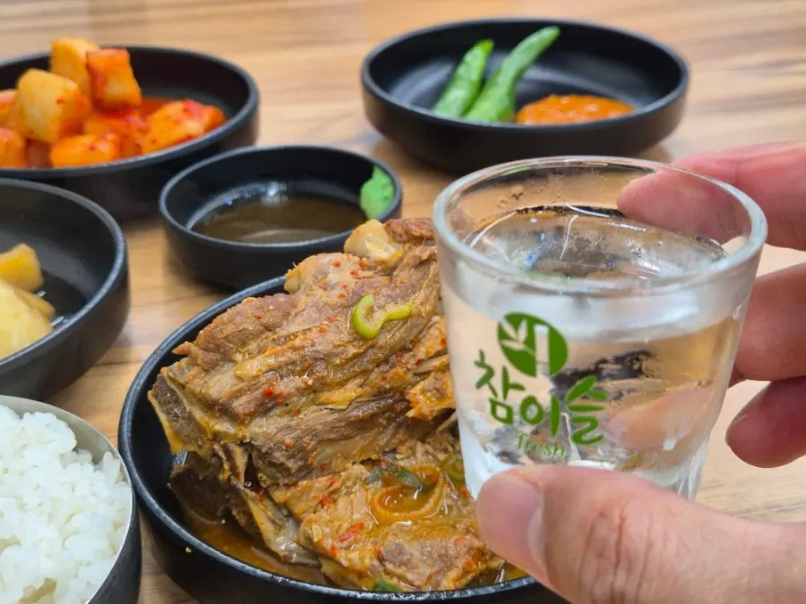 발라낸 살코기와 밥을 곁들인 혼밥 상차림
