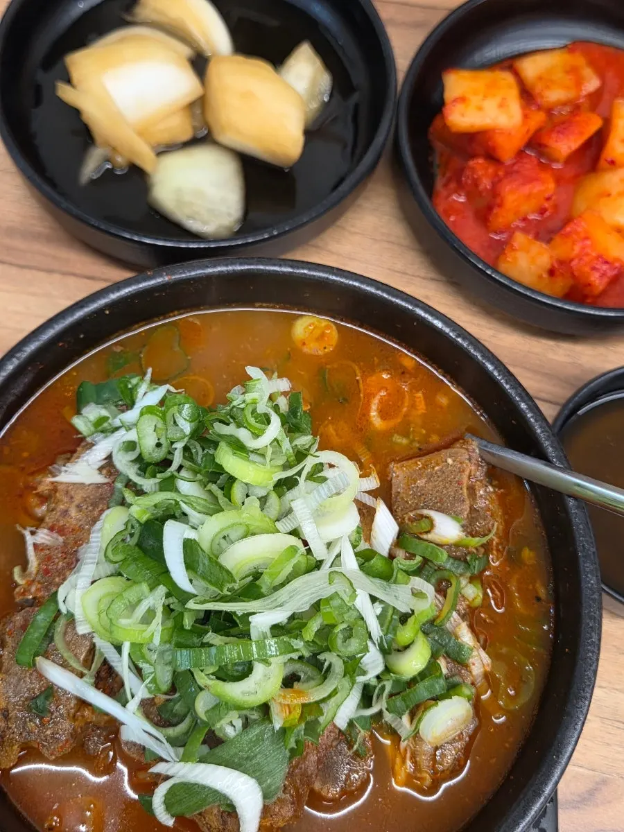 A full spread of bone soup at Eolkeunhan Ppyeo Haejangguk in Suwon Ingye-dong