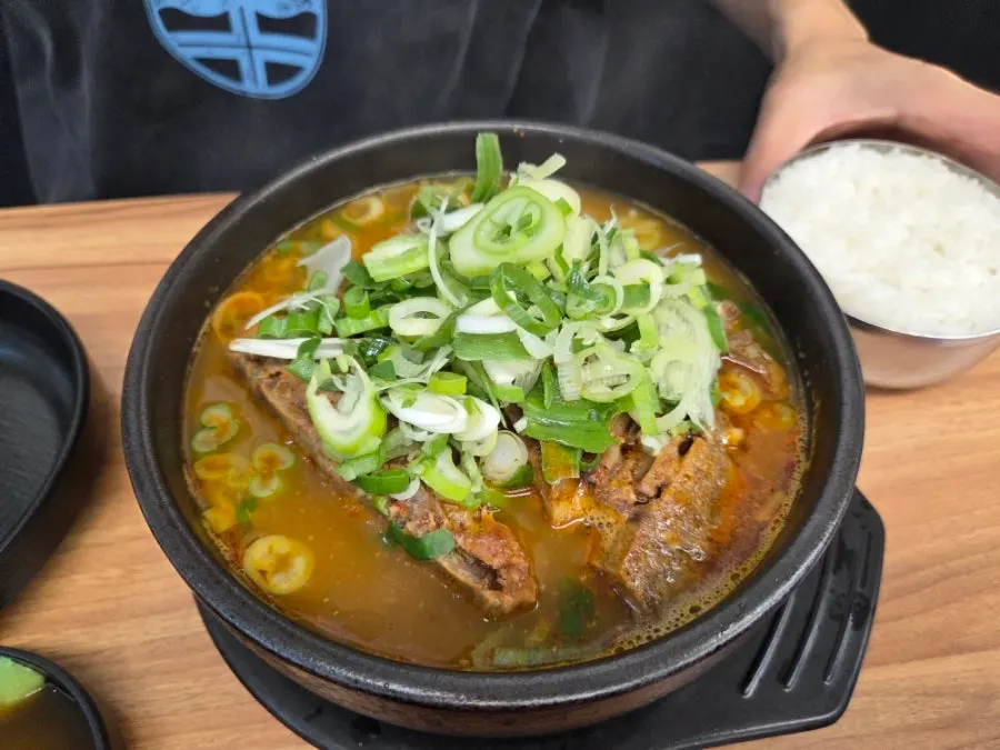 A pot of mild-flavor bone soup