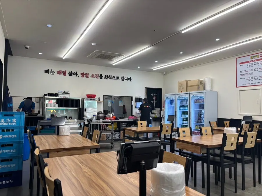 얼큰한뼈해장국 수원인계점 홀 좌석