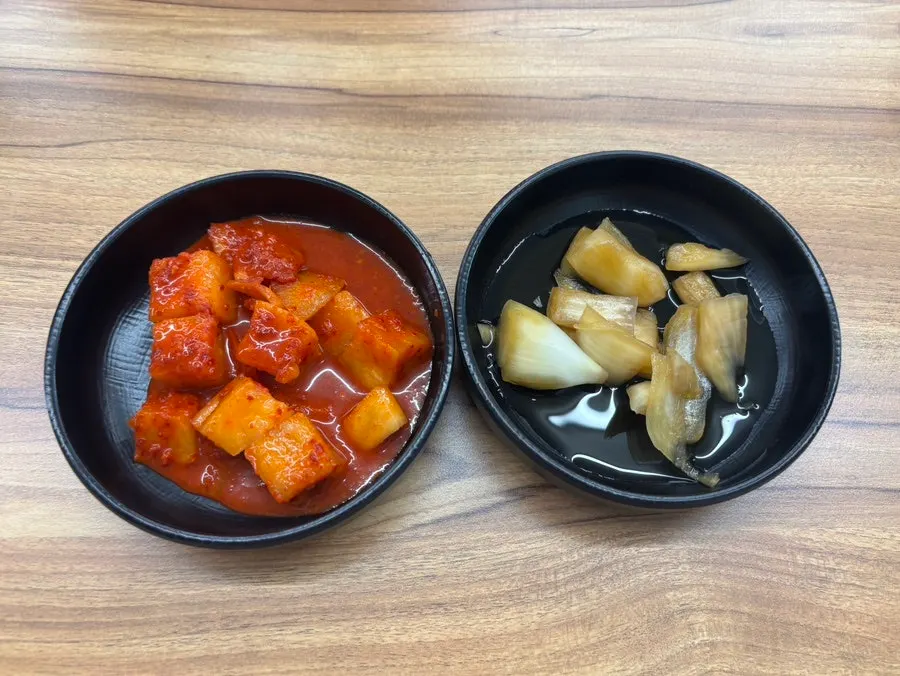 깍두기와 양파절임, 소스 밑반찬