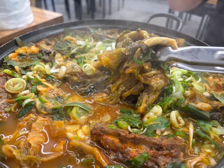 끓고 있는 뼈전골 국물과 뼈