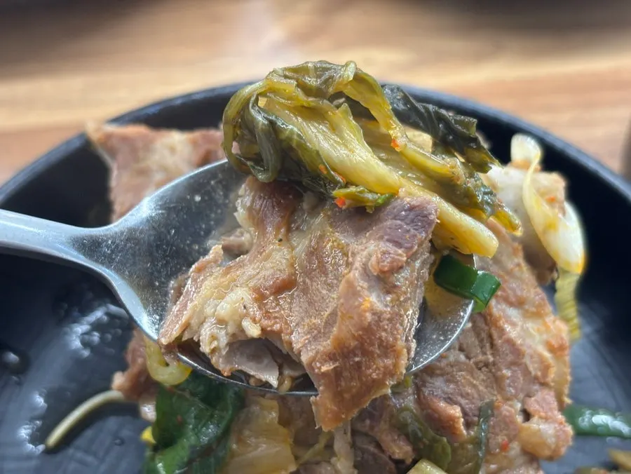 살이 오동통하게 붙은 감자탕 뼈