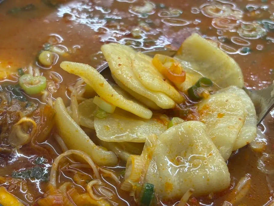 추가한 수제비를 넣고 끓이는 전골 냄비