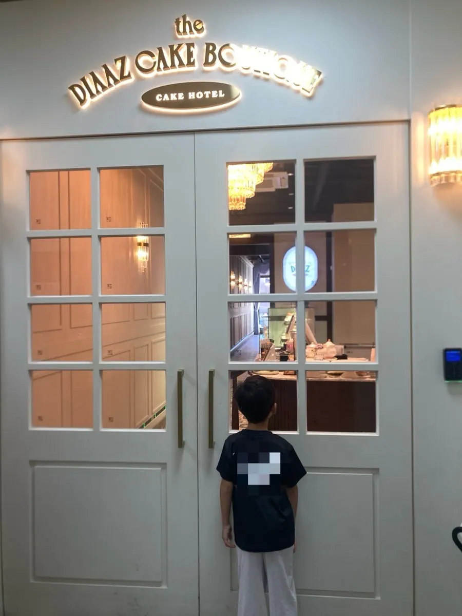 조명이 켜진 디아즈케이크부띠끄 입구 전경