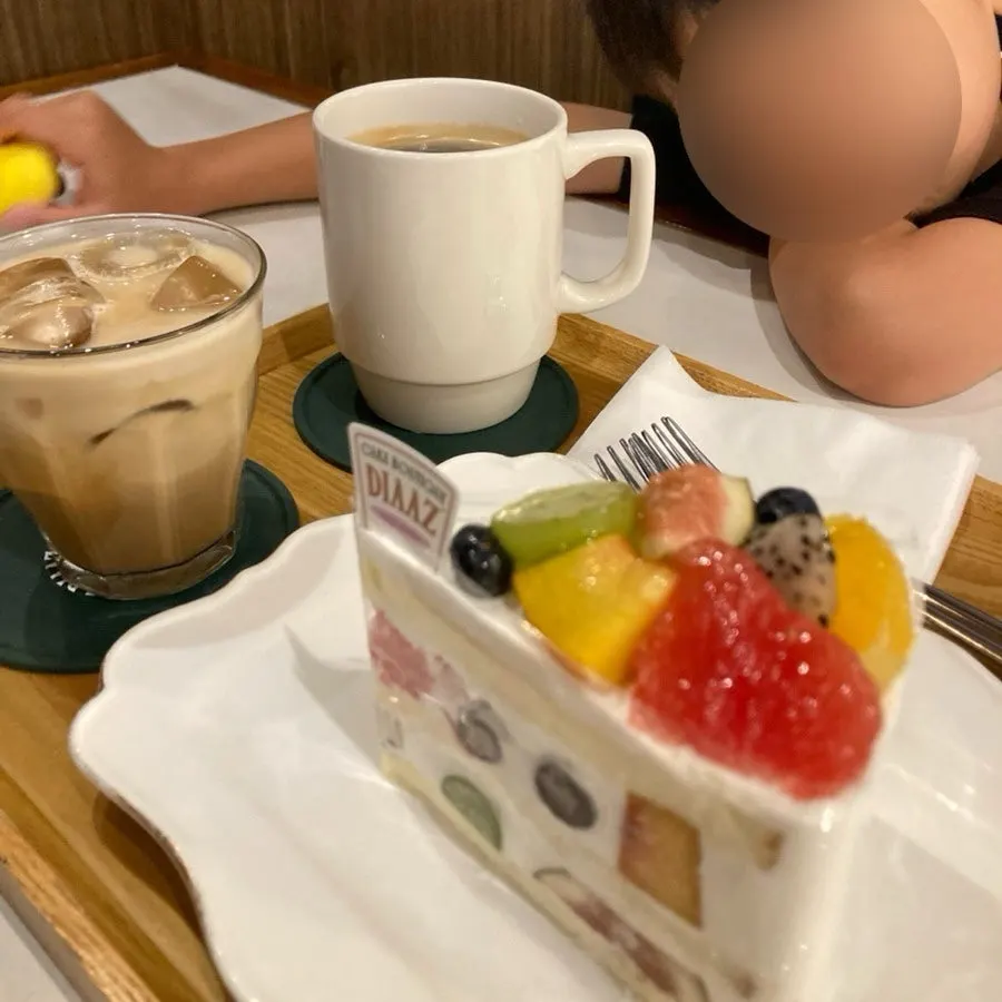 플랫화이트와 아메리카노, 과일케이크 상차림