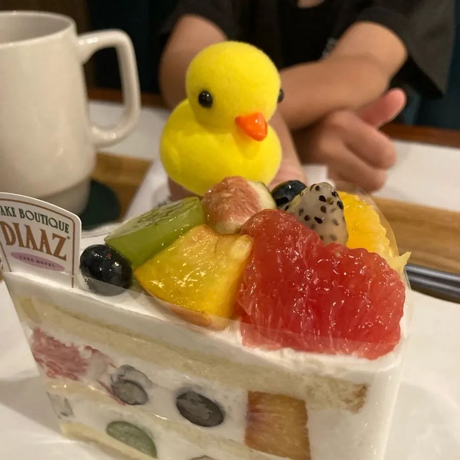 오리 인형과 함께 놓인 디저트와 커피