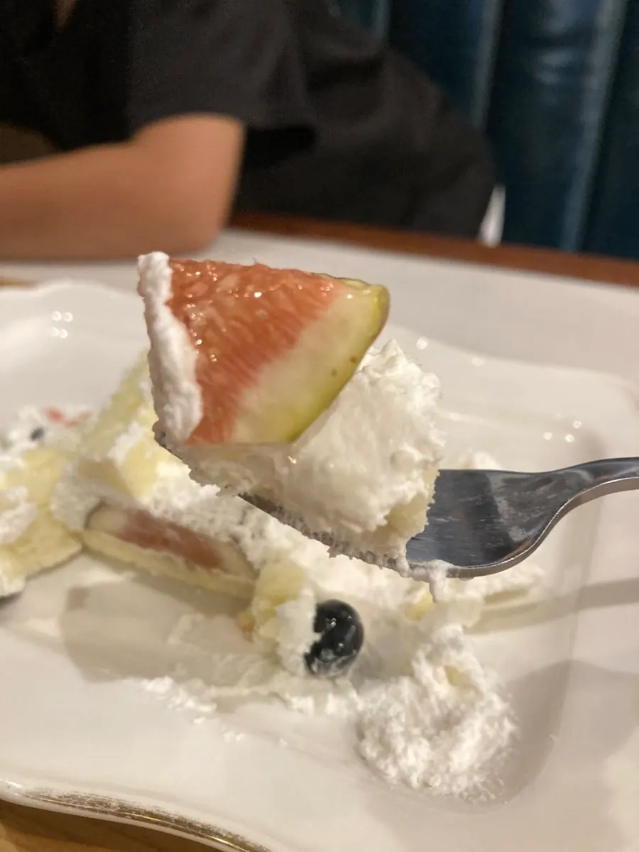 커피와 함께 즐기는 과일 생크림 케이크