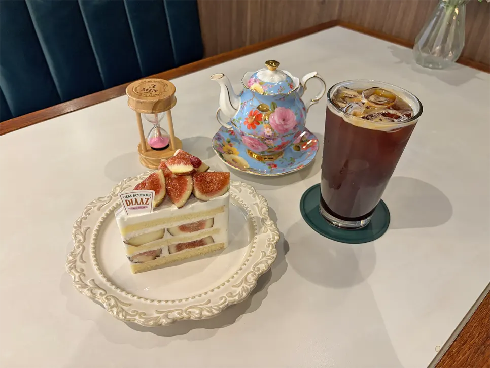 Fig fresh cream cake served with iced americano and peach oolong tea