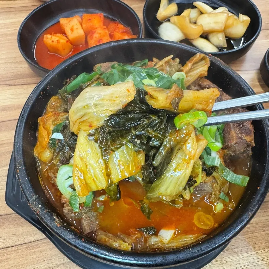 뚝배기에 담긴 우거지뼈해장국 한 상