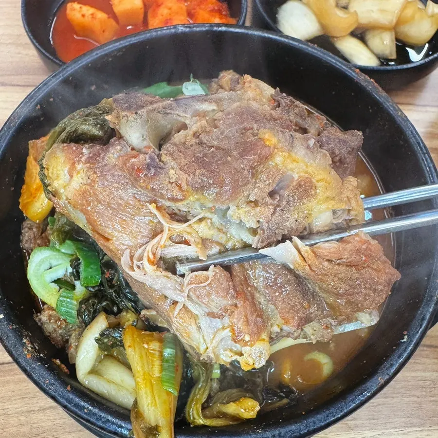 인계동 24시 뼈해장국 식사 장면