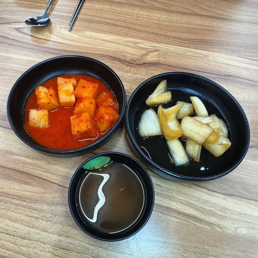 기본 찬이 세팅된 테이블