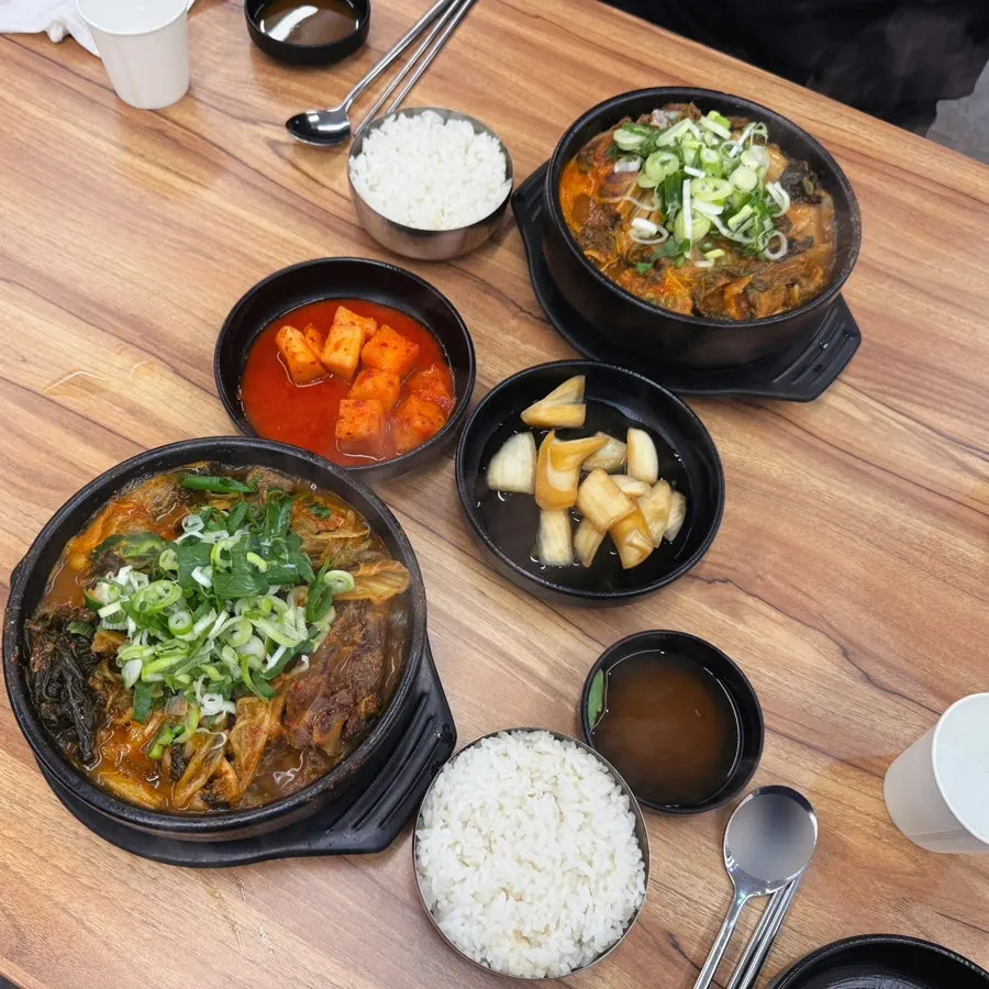 바로 나온 우거지뼈해장국 2인 상차림