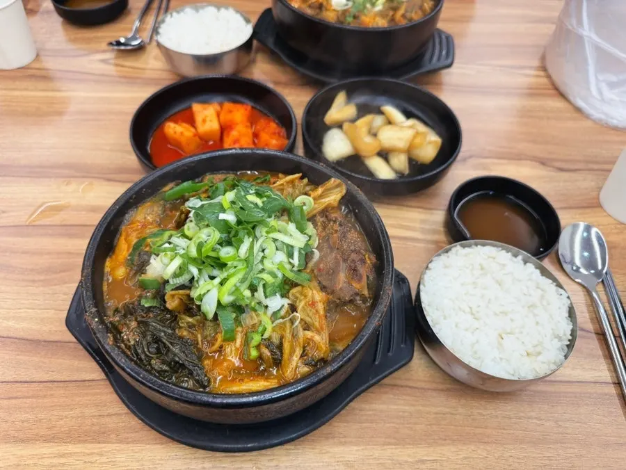 보글보글 끓는 뚝배기 우거지뼈해장국