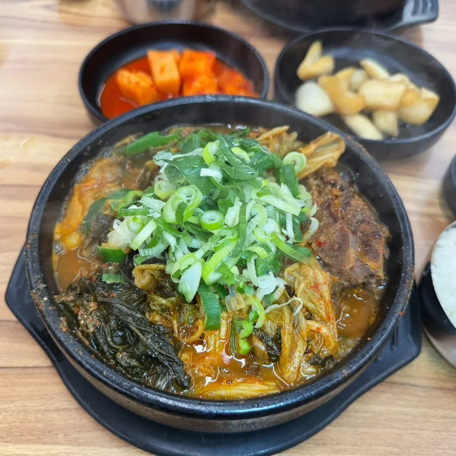우거지가 가득한 뼈해장국 클로즈업