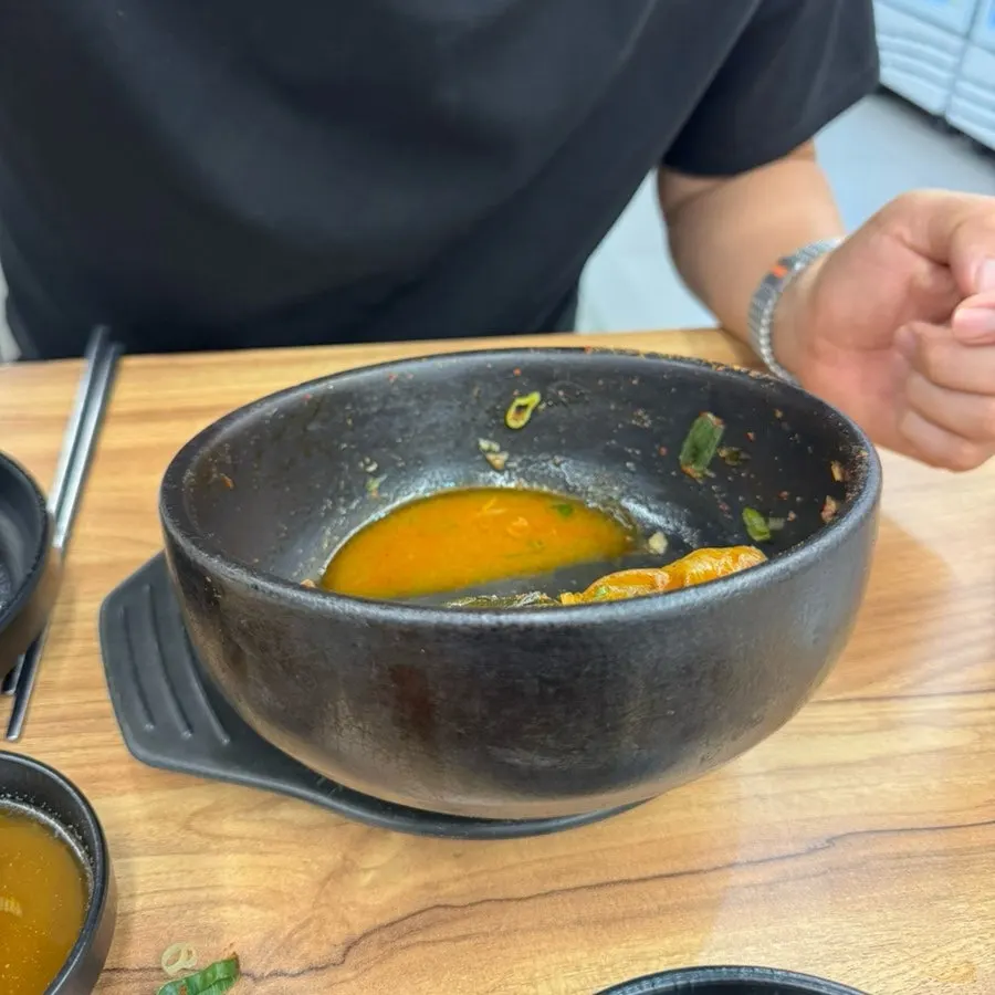 깍두기와 함께 먹는 뼈해장국