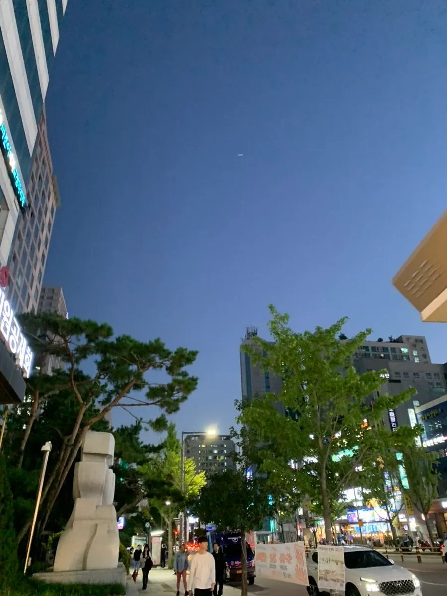 수원시청역 9번 출구 계단 모습