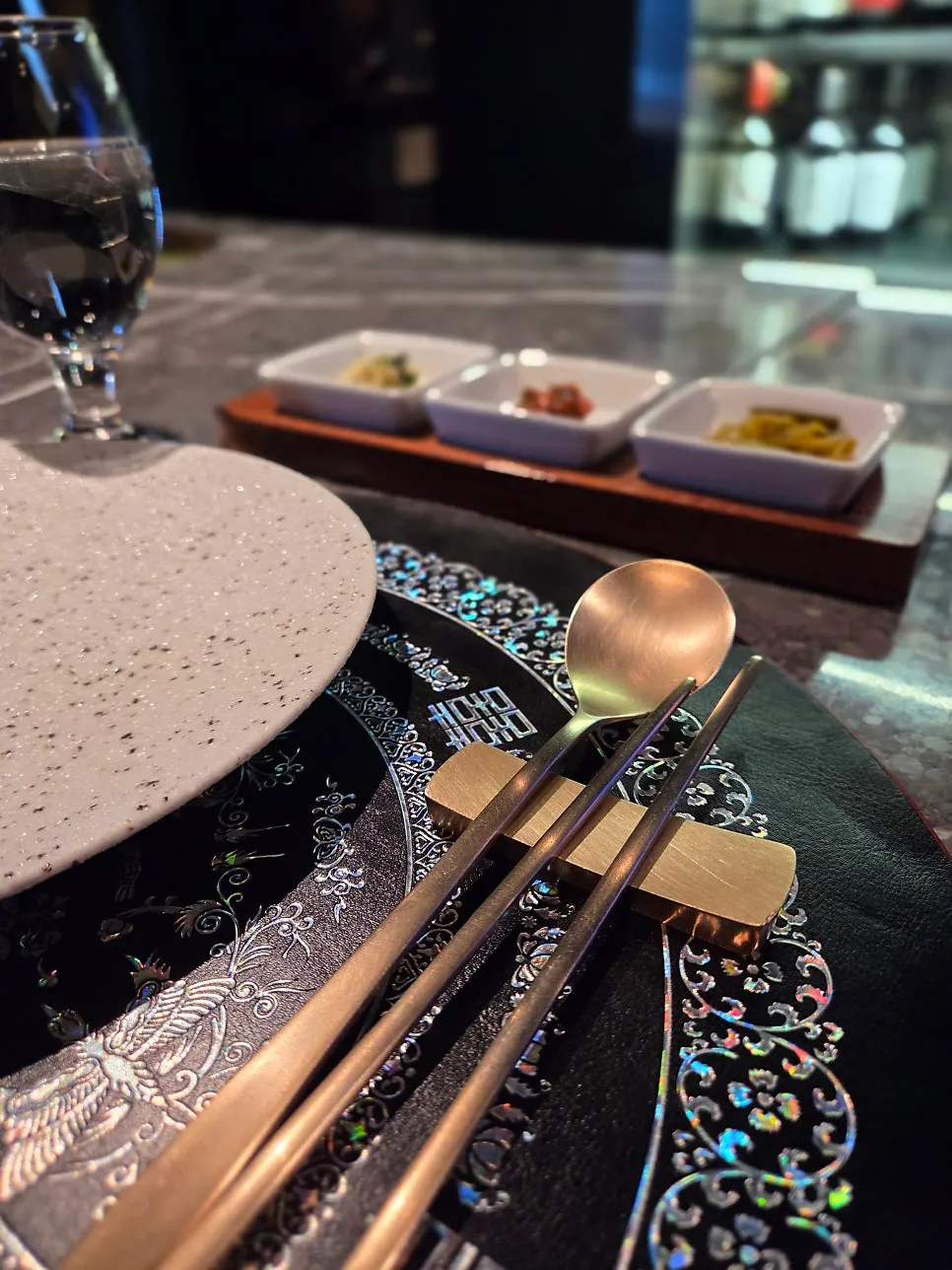 자개 받침이 놓인 다찌석 기본 세팅