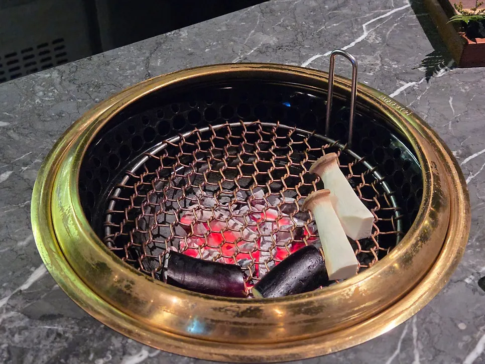 다찌석 앞 그릴에서 고기를 굽는 모습