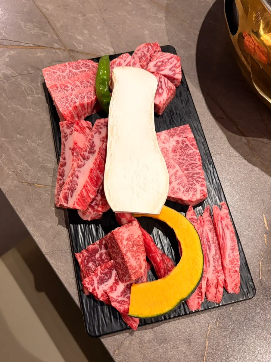 450g hanwoo platter for three showing marbling