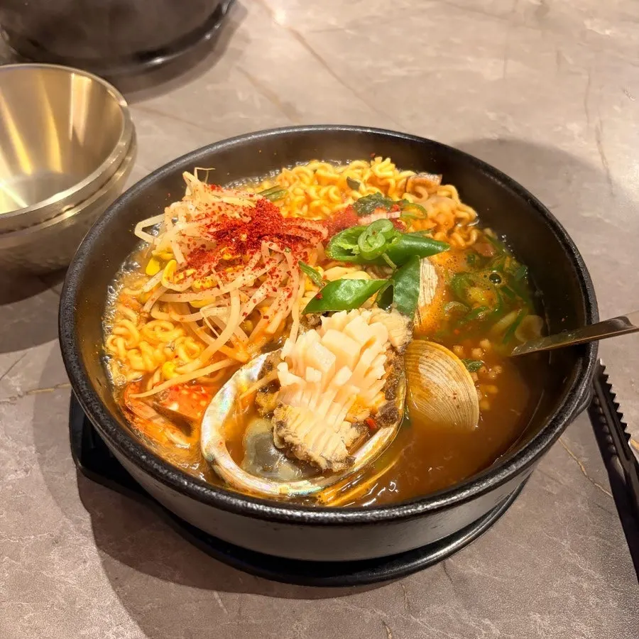 ₩15,000 ramyeon loaded with seafood