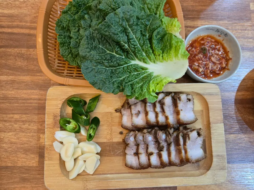 Table setting with hangover soup without blood cubes and dombe pork