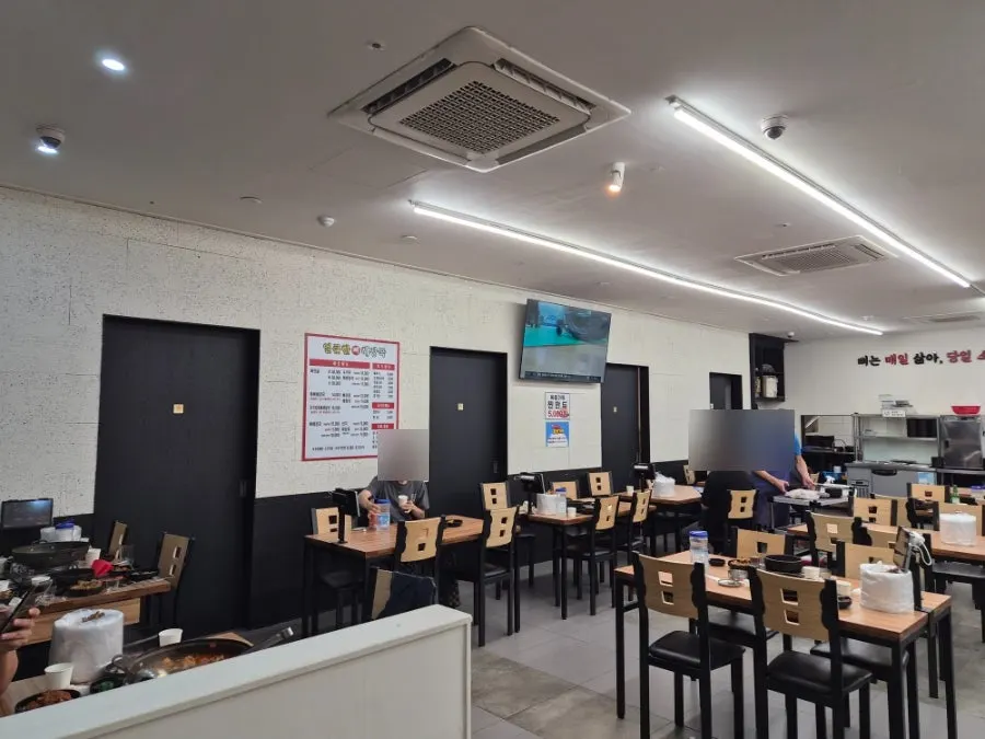 Table layout with comfortable spacing at the pork bone soup restaurant