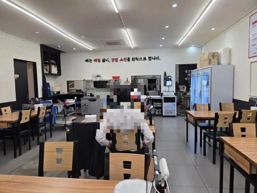4인석이 놓인 홀 전경