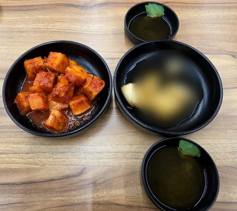 깍두기와 양파절임, 와사비 간장 기본 세팅