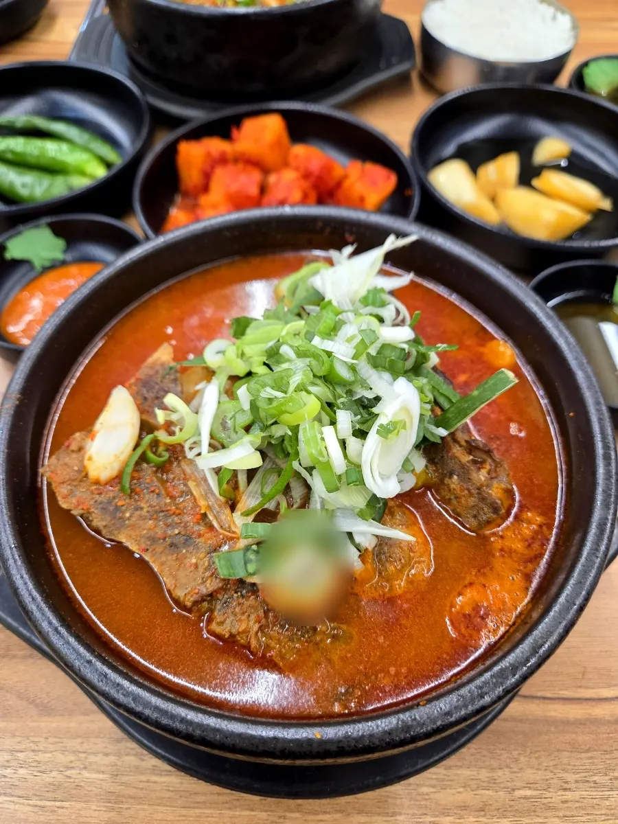 파가 듬뿍 올라간 뼈해장국 뚝배기