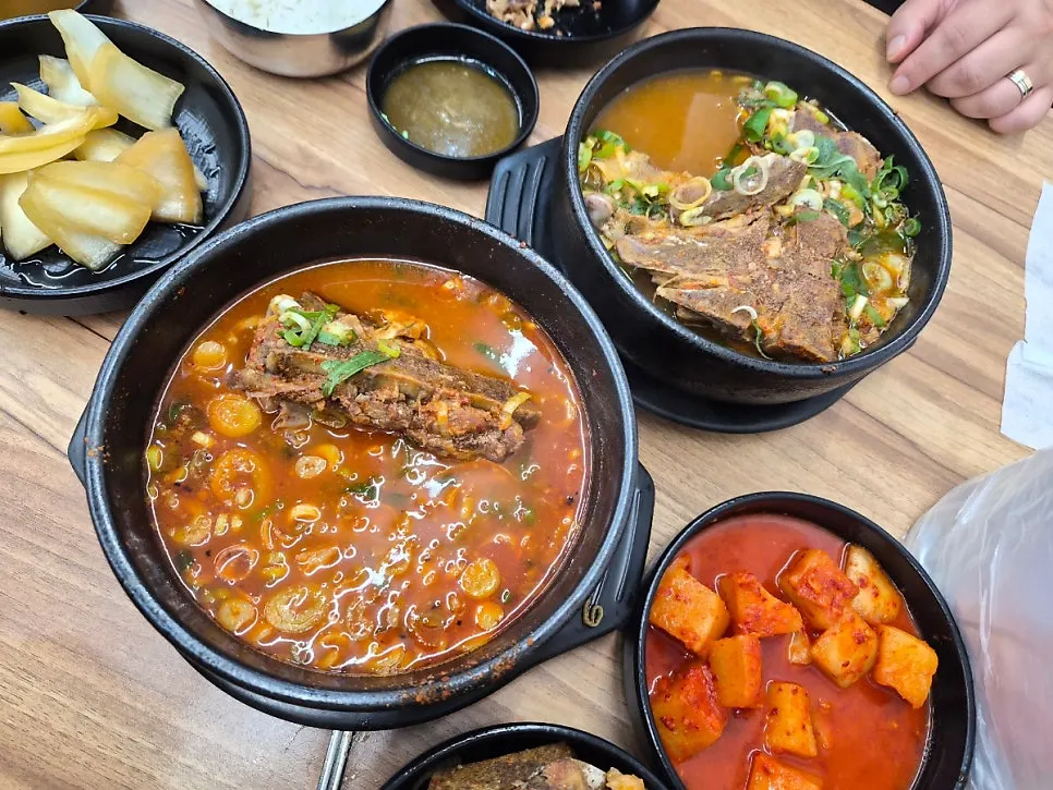 Two stone pots of pork bone soup, regular and spicy