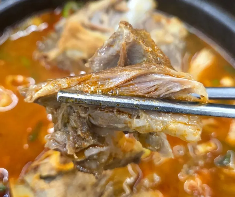 젓가락으로 발라낸 부드러운 살코기
