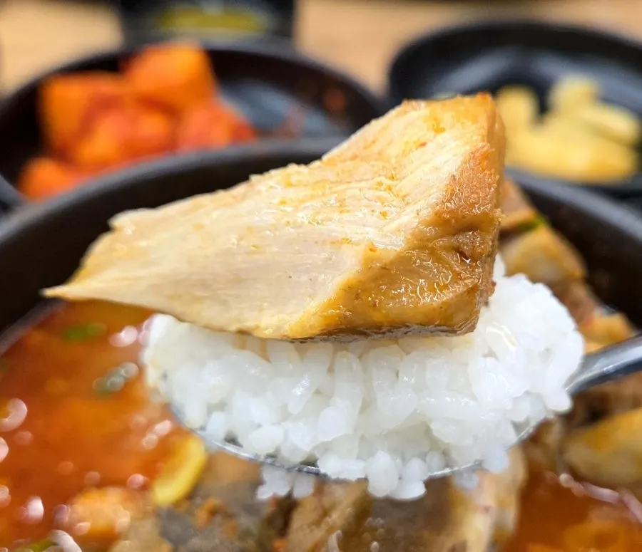 밥 위에 올린 뼈해장국 고기