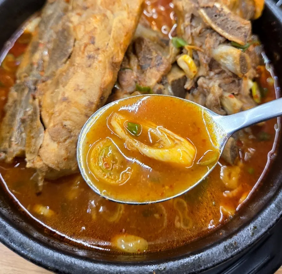 진하고 얼큰한 해장국 국물
