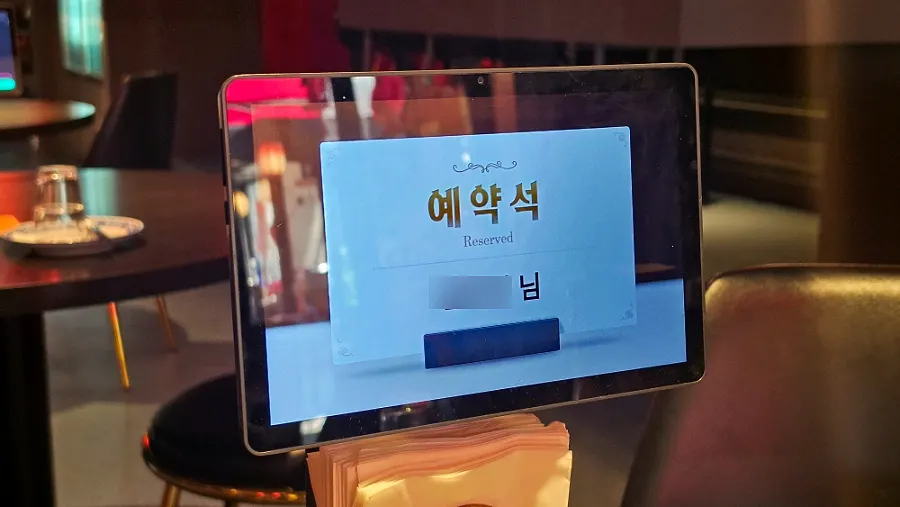 테이블 간격이 여유로운 갱스덕 내부