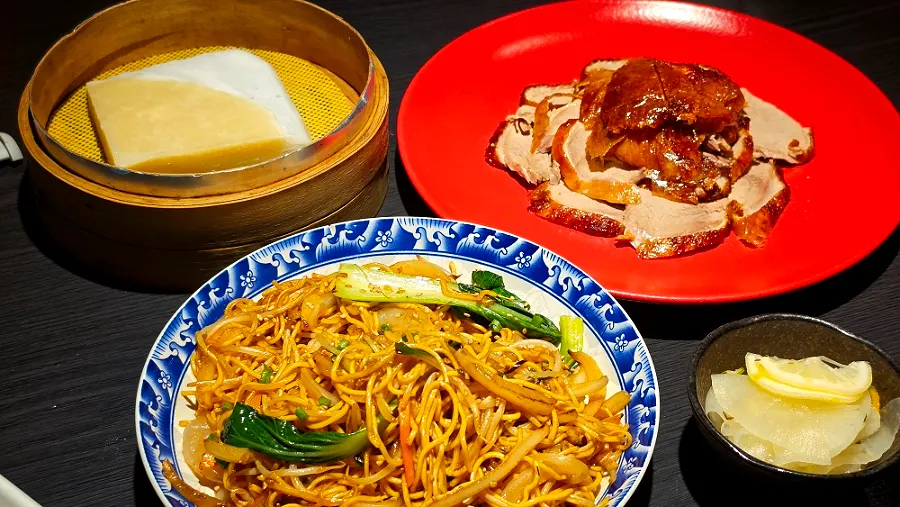 손질을 마친 북경오리 반마리 접시