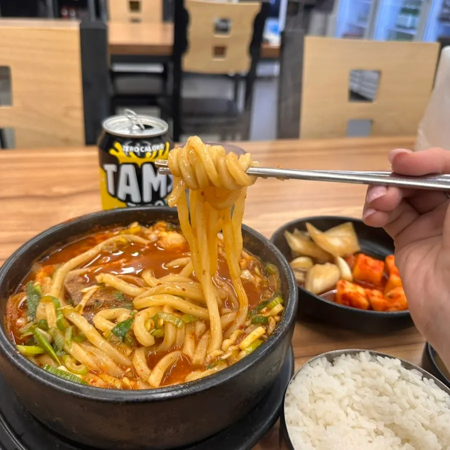매콤한 국물이 담긴 뼈해장국 뚝배기