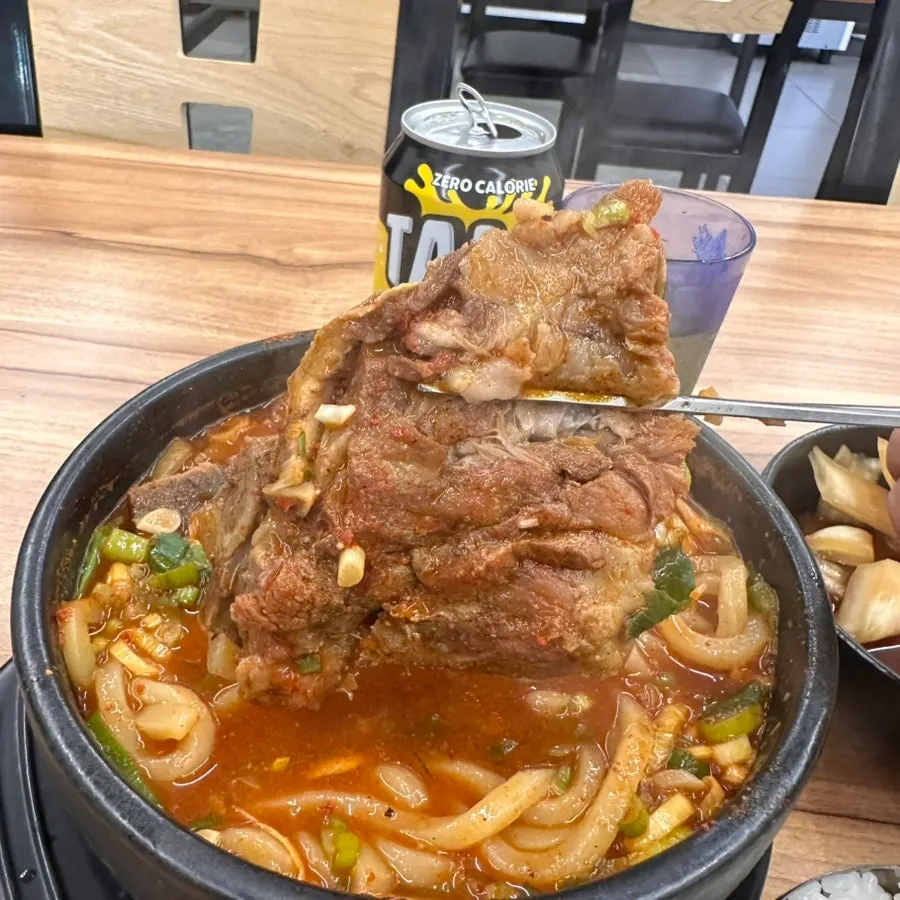 살이 많은 큰 등뼈를 집어 올린 모습