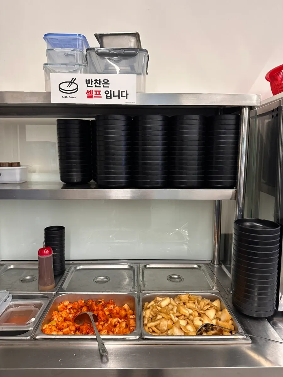 반찬을 담아 먹는 셀프바