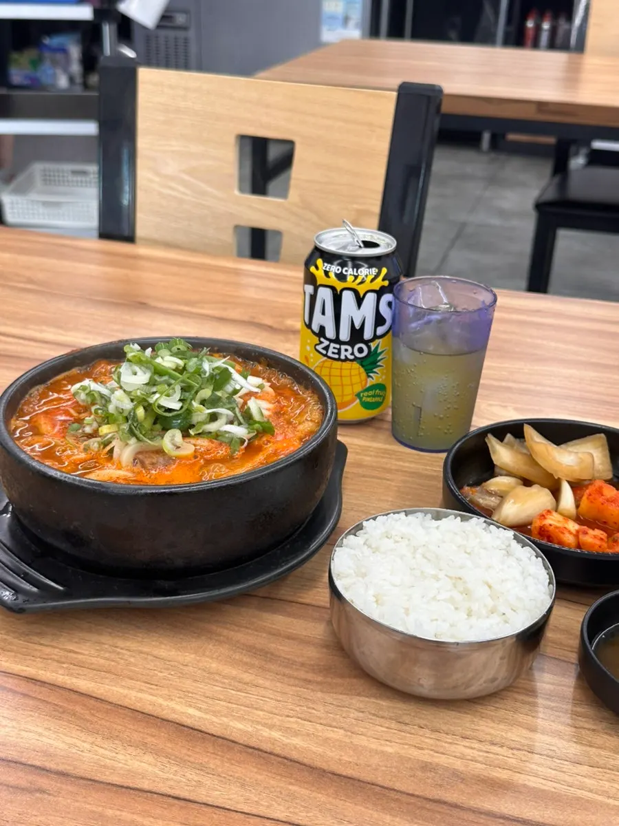 기본 반찬과 함께 차려진 혼밥 상차림