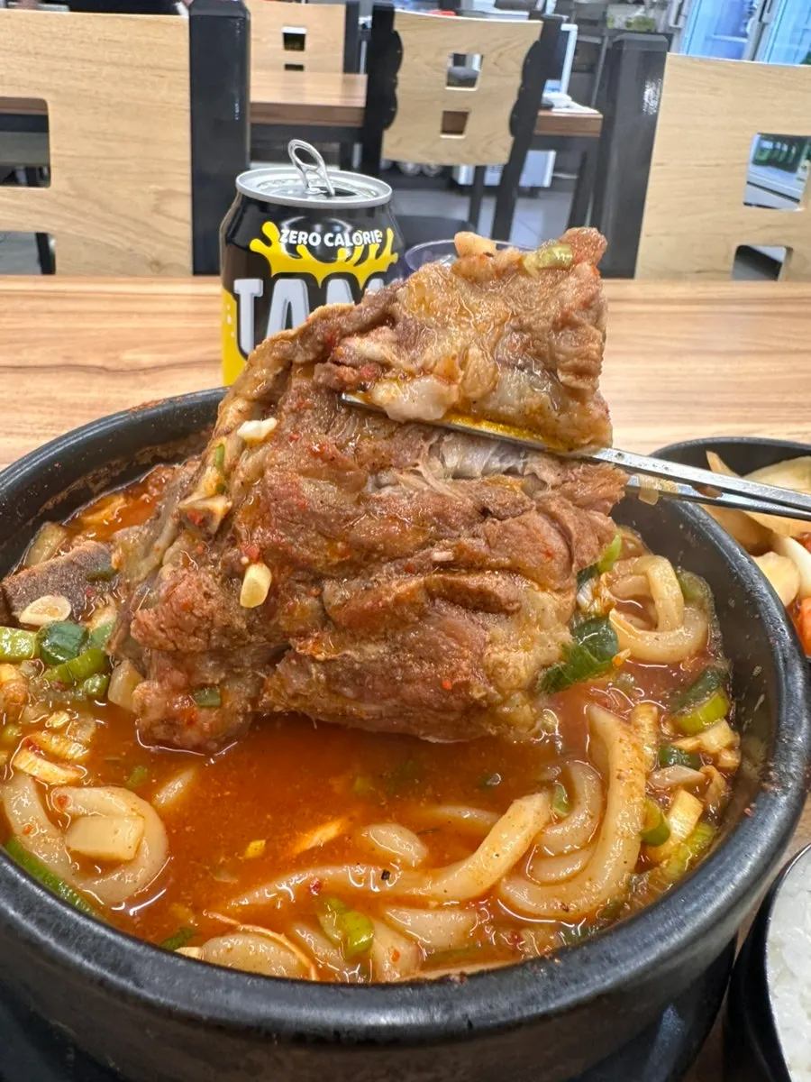살이 한가득인 등뼈를 발라낸 모습