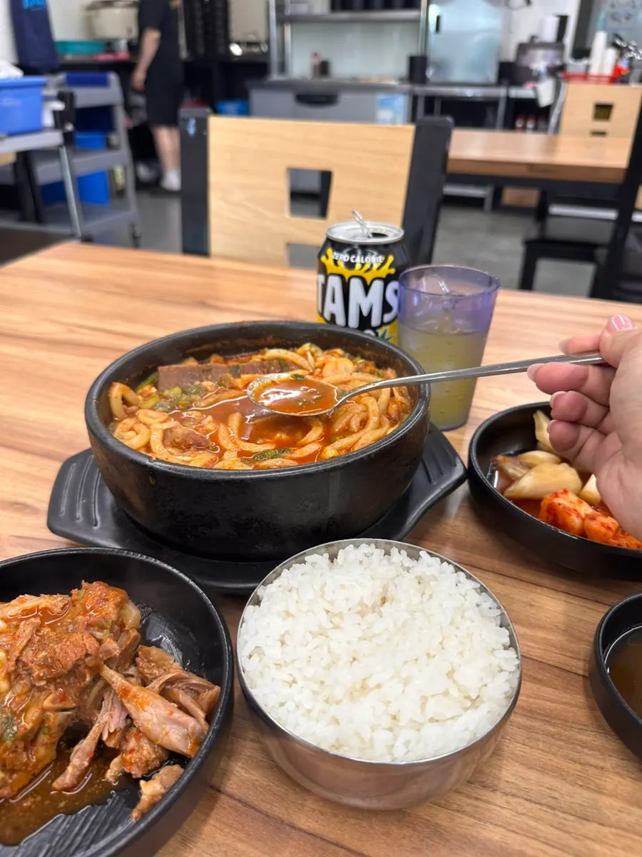 얼큰하고 시원한 해장국 국물 한 숟갈